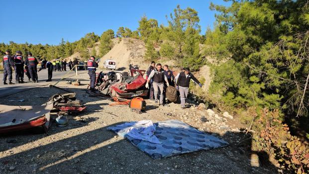 TIR ile 3 otomobil zincirleme kazaya karıştı: 2 ölü, 6 yaralı (2)