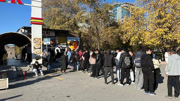 Türkiye-Galler maçının biletleri tükendi; taraftarlar kuyruktan ayrılmadı