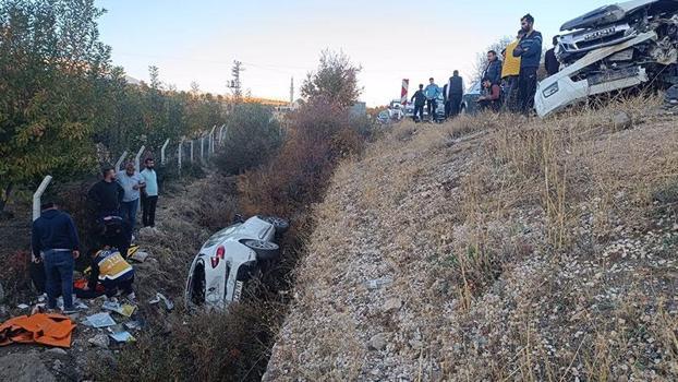 Adıyaman'da otomobil ile hafif ticari araç çarpıştı: 11 yaralı