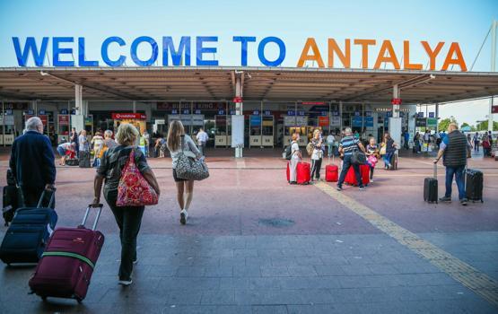 Antalya'ya hava yoluyla günde 30 bin turist