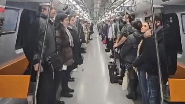 Metroda saat 09.05'te Ata'ya saygı duruşu