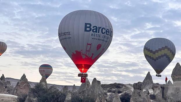 Sıcak hava balonları, Atatürk posterleri ve Türk bayraklarıyla havalandı