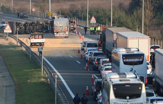 Anadolu Otoyolu'nda TIR devrildi; Ankara yönü ulaşıma kapandı