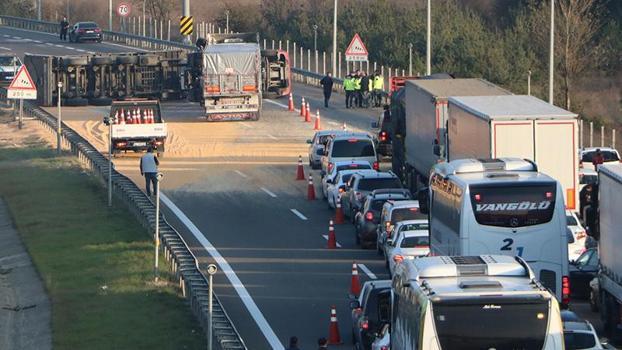 Anadolu Otoyolu'nda TIR devrildi; Ankara yönü ulaşıma kapandı