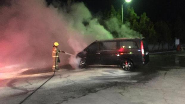 Akaryakıt istasyonunda park halindeki minibüs yandı