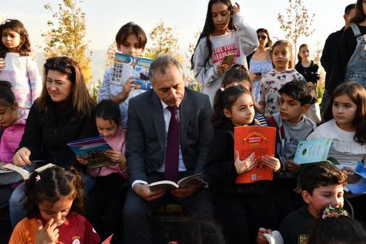 Millet Bahçesi'nde kitap okuma etkinliği