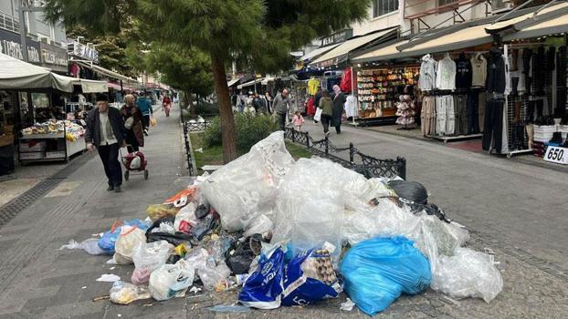 Buca'da grevin ikinci gününde sokaklarda çöp yığınları oluştu