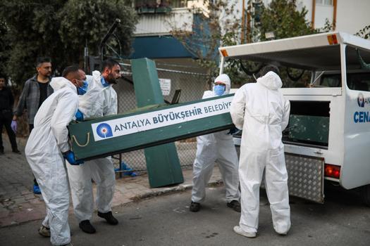 İranlı 3 kardeş, yanmış kömür bulunan ve camları bantlanan odada ölü bulundu