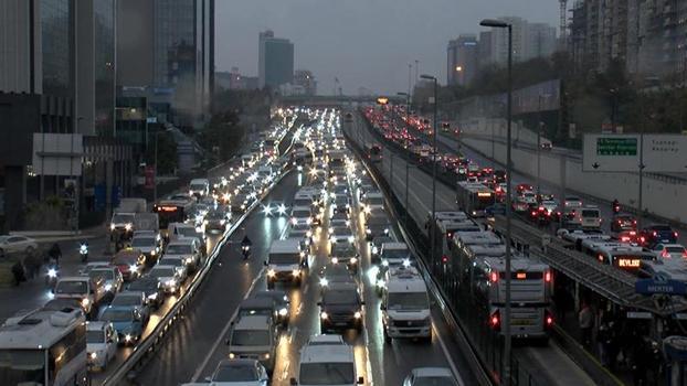 İstanbul'da trafik yoğunluğu yüzde 90'a ulaştı