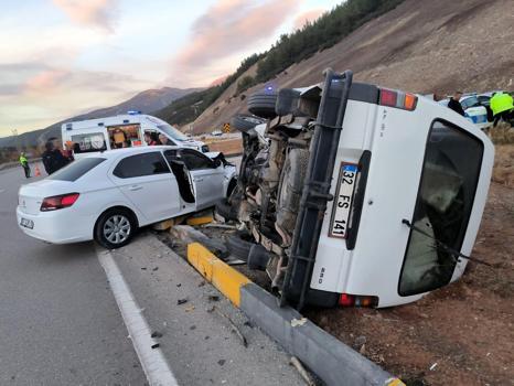 Otomobille minibüs çarpıştı: 5 yaralı