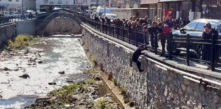 Bitlis'te dereye düşen kekliği mahalleli kurtardı