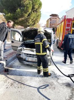 Seyir halindeki araçta yangın