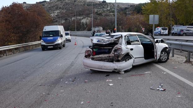 Kaza yapan araçlara kamyonet çarptı: 2 yaralı