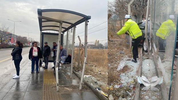 Ankara'da otomobil, otobüs durağına çarptı: 3 yaralı