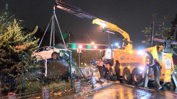 İstanbul-Sarıyer’de virajı alamayan otomobil şarampole uçtu