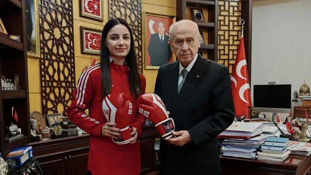 Bahçeli, milli kick boksçu Aybüke Kılınç'ı ağırladı