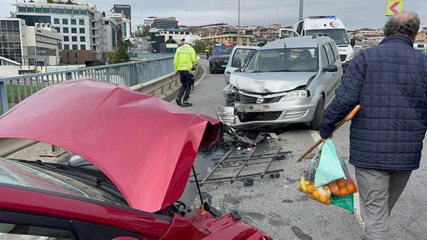 Maltepe'de 2 otomobil kafa kafaya çarpıştı: 5 yaralı