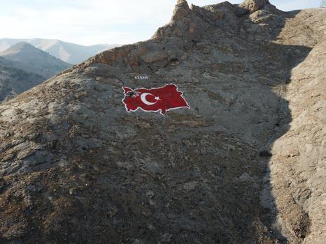 Elazığ’daki 400 metrekarelik kaya haritasını, gönüllüler yeniledi