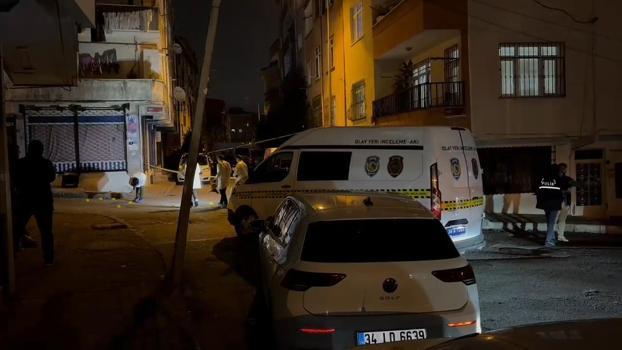 İstanbul-Bağcılar'da korsan gösteri; maskeli grup polis otosuna taşla saldırdı -1