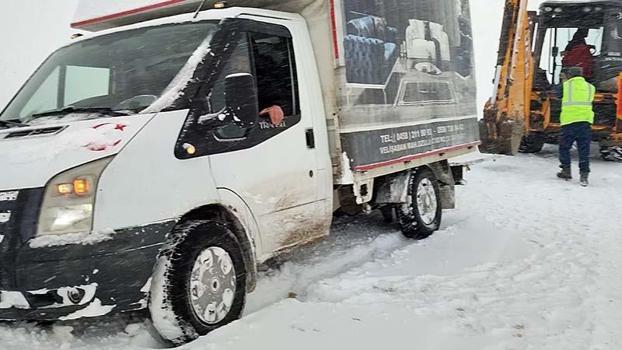 Kar nedeniyle yolda kalan kamyonet, iş makinesiyle kurtarıldı