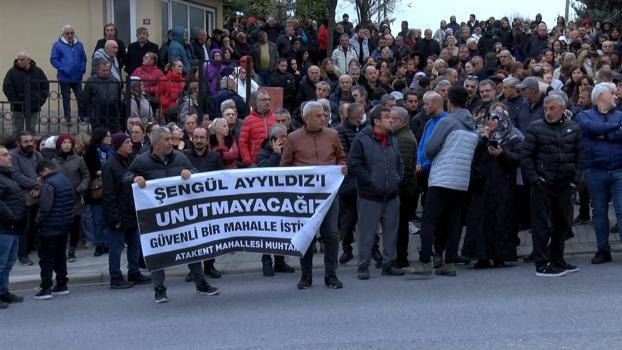 İstanbul-Küçükçekmece'de kazada hayatını kaybeden hemşirenin yakınları olay yerine karanfil bıraktı