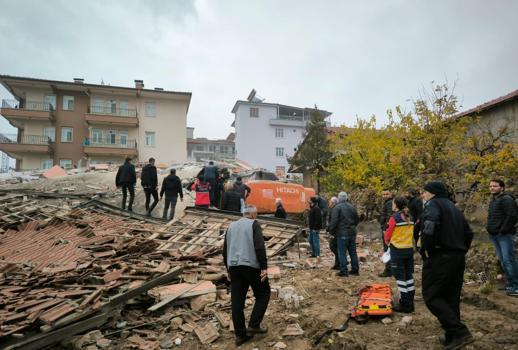 Ağır hasarlı bina çöktü; enkaz altında kalan iş makinesinin operatörü yaralandı (2)