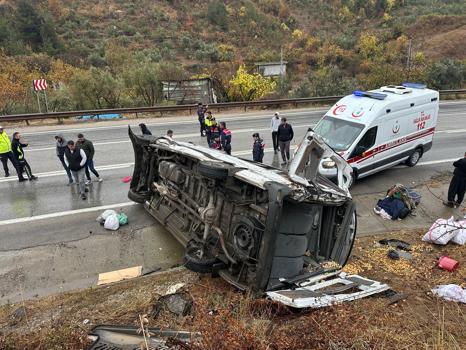 Osmaniye'de kontrolden çıkan minibüs devrildi: 9 yaralı