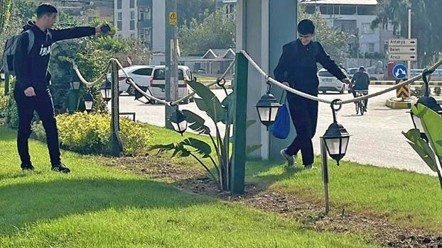 İskenderun'da 'çimlere basma' sesli uyarı sistemi gençlere eğlence oldu