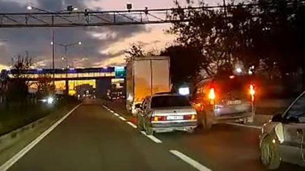 Düğün konvoyunda trafiği tehlikeye attılar