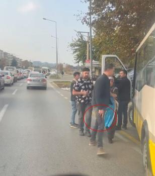 Trafikte tartıştığı belediye otobüsü şoförünü tabancayla tehdit etti; o anlar kamerada