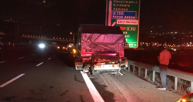 Ankara'da, emniyet şeridindeki TIR'a çarpan otomobilin sürücüsü öldü