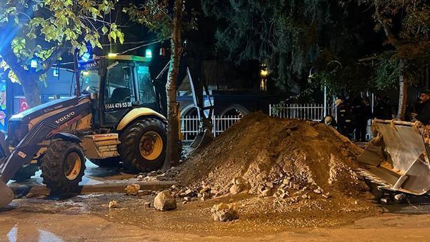 Belediye personeli gibi giyinip, kent merkezinde iş makinesiyle define aradılar