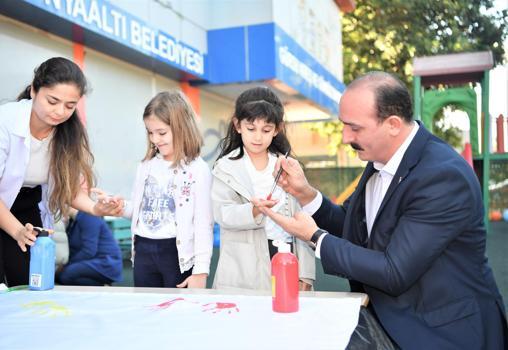 Çocuk Hakları Günü'nde çocuklarla bir araya geldi