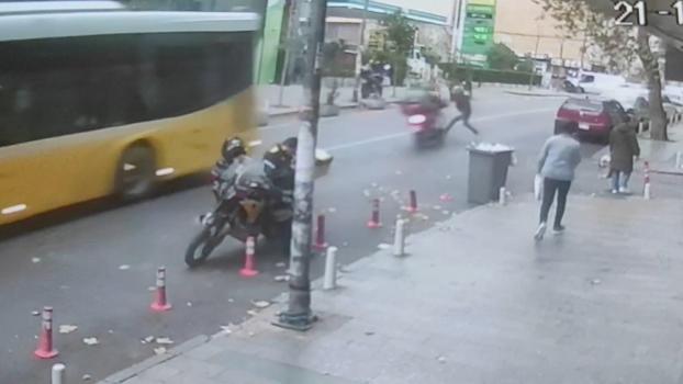 İstanbul- Kağıthane'de motosiklet yayaya çarptı; o anlar kamerada