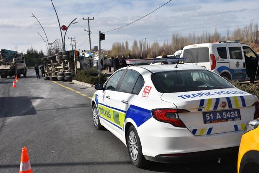 Kontrolden çıkan beton mikseri devrildi: 2 yaralı