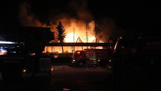 Isıtıcının perdeyi tutuşturmasıyla 2 katlı ahşap restoran kül oldu; 7 kişi hastaneye kaldırıldı