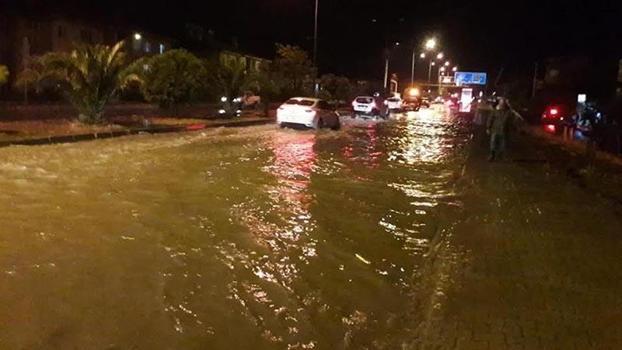 Nazilli'de sağanak cadde ve sokakları suyla doldurdu; sahaya çıkan belediye başkanı halktan özür diledi