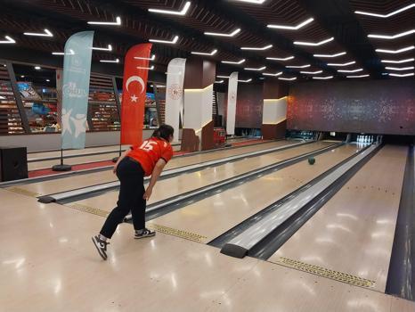 Osmaniye’de gençler bowling turnuvasında yarıştı