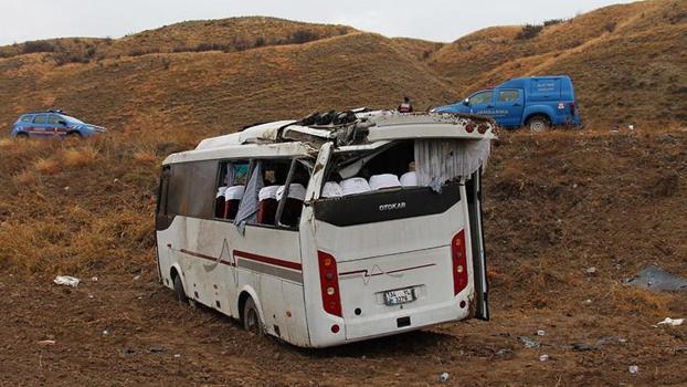 Cenazeye gidenleri taşıyan midibüs, şarampole devrildi: 29 yaralı