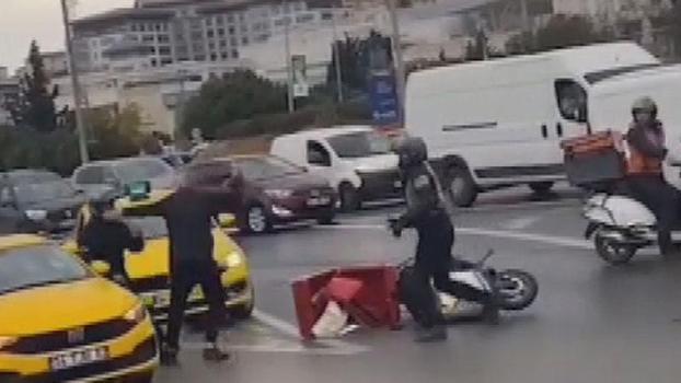 Maltepe'de otomobil sürücüsü motosikletli kuryeye demir çubukla saldırı