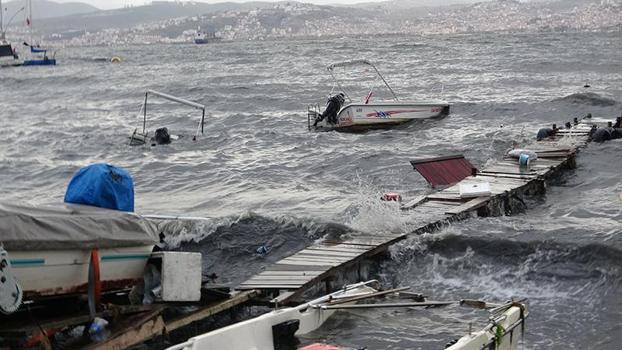 Kocaeli’de sağanak ve fırtına nedeniyle tekneler battı