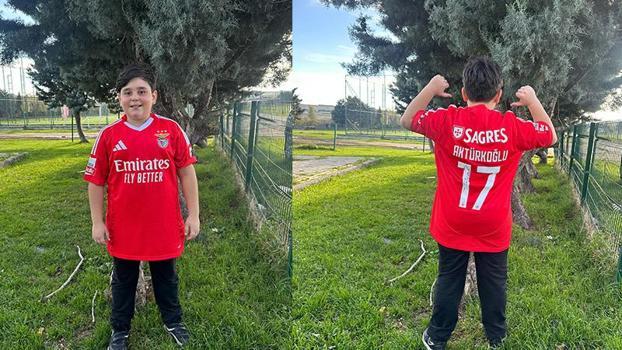 Kerem Aktürkoğlu’nun gönderdiği imzalı Benfica forması hayranı Rüzgar’a ulaştı