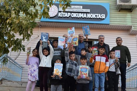 Batman'da kırsalda okuyan öğrenciler, haftanın 4 günü minibüsle kitap okuma noktasına taşınıyor