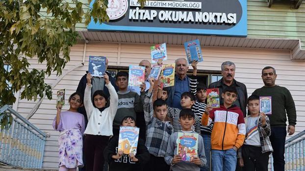 Batman'da kırsalda okuyan öğrenciler, haftanın 4 günü minibüsle kitap okuma noktasına taşınıyor