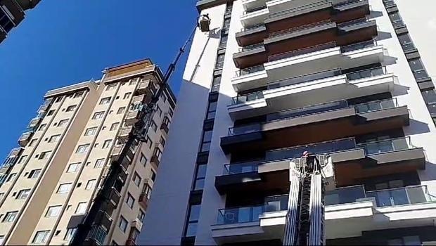 Rize’de arıza yapan vincin sepetinde mahsur kalan işçileri itfaiye kurtardı