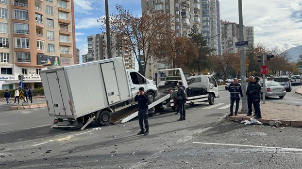 Kayseri'de otomobil ile kamyonet çarpıştı; 6 yaralı