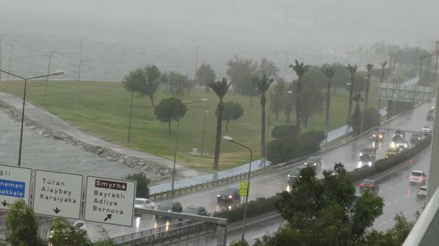 İzmir'de sağanak etkili oldu