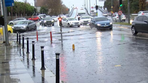 İstanbul- Bakırköy'de şiddetli yağmur sonrası yollar su ile doldu; bir iş yerini su bastı