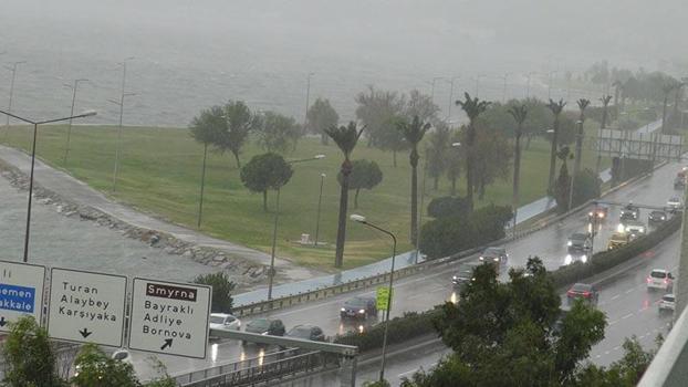 İzmir'de sağanak etkili oldu