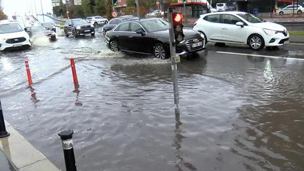 Bakırköy'de şiddetli yağmur sonrası yollar göle döndü: iş yerini su bastı